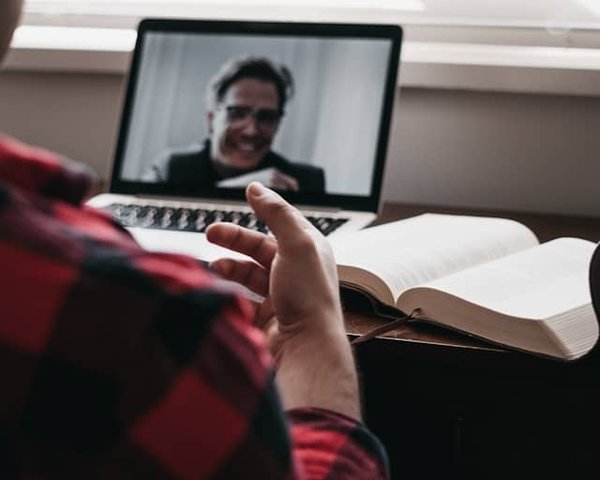 Comment créer un programme de formation pour améliorer l'efficience des réunions en ligne ?
