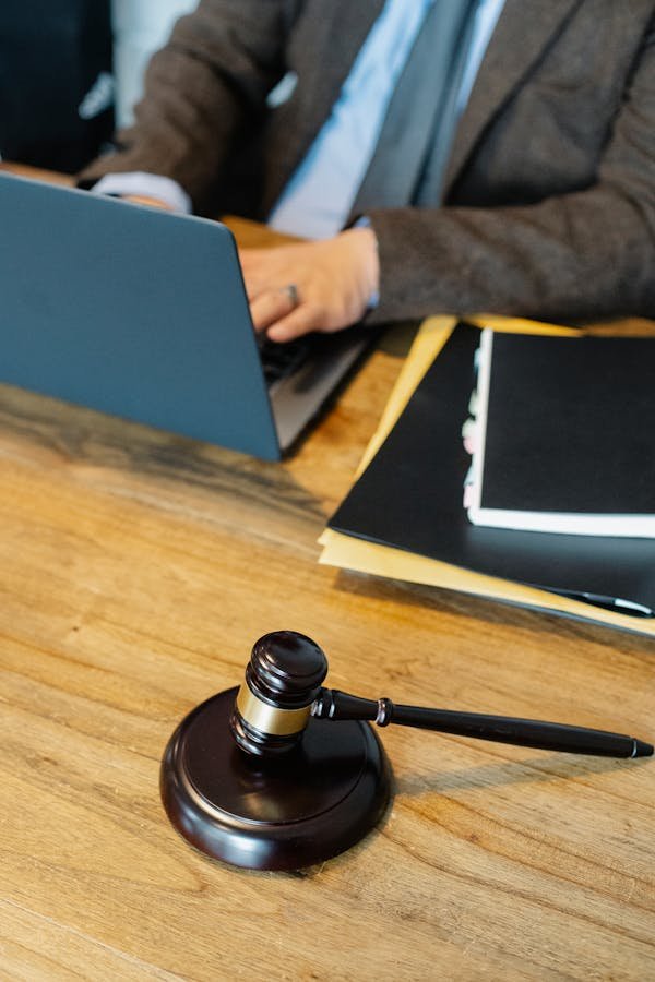 Trouvez un avocat en droit commercial pour surmonter vos défis professionnels